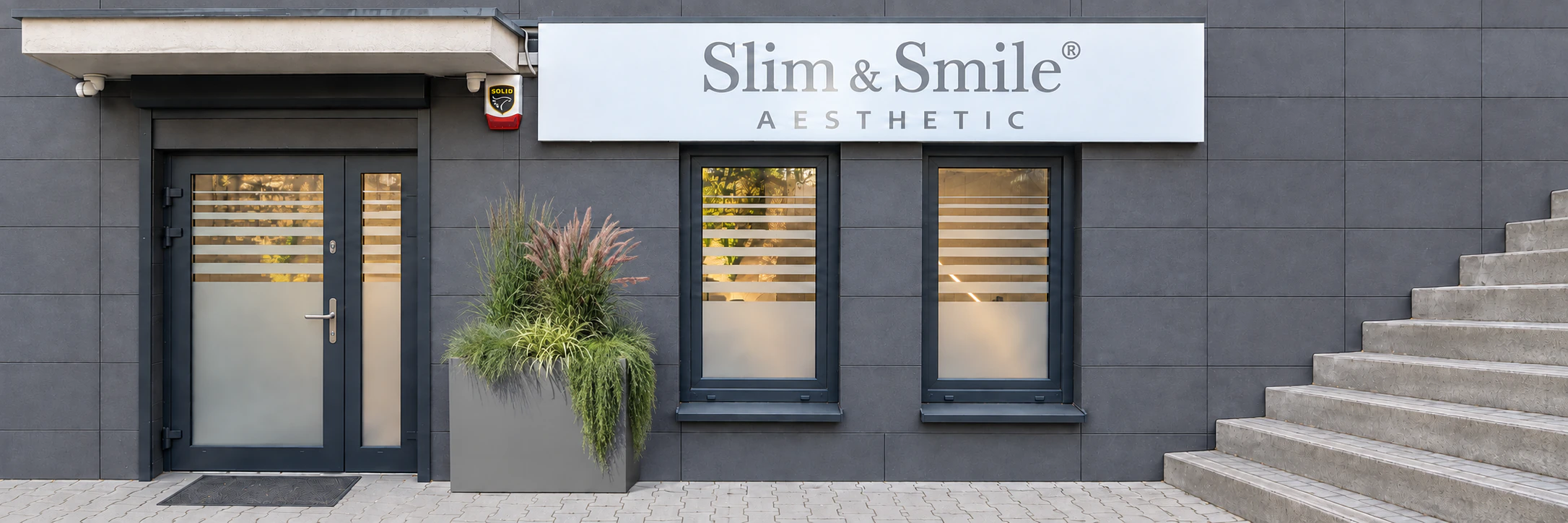 Wejście do Slim & Smile Aesthetic Clinic przy ul. Matejki 59